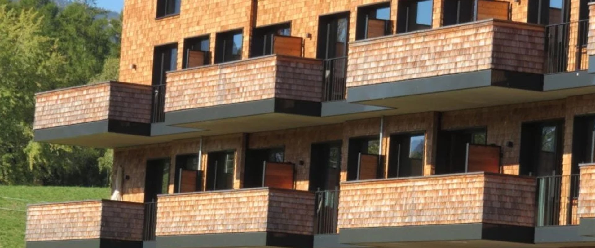 An Overview of Wood Shakes and Shingles for Roofing and Construction