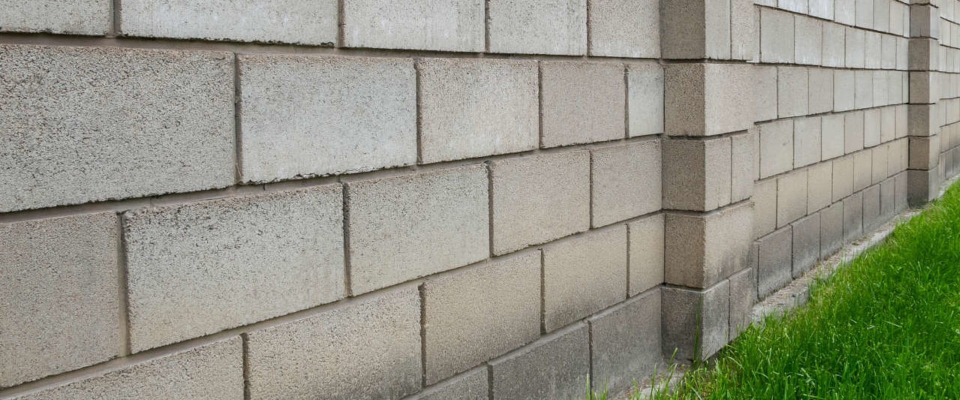 The Versatility of Concrete Blocks: A Comprehensive Guide to Using Them in Roofing and Construction
